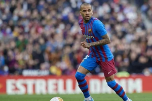 Dani Alves vẫn không thể kết thúc sự nghiệp tại Barcelona.