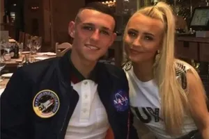 Phil Foden xem ra tiếp tục làm điều có lỗi và cô bạn gái Rebecca Cooke.