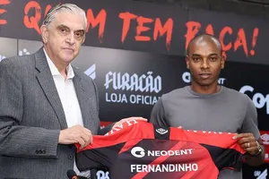 Fernandinho trở lại với nơi anh bắt đầu sự nghiệp là Athletico Paranaense.