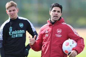 HLV Mikel Arteta có đủ kinh nghiệm để thu xếp những vấn đề trong nội bộ.