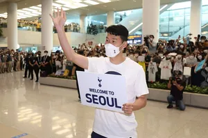 Son Heung-min đã tự mình ra tận sân bay để đón đội bóng của mình.
