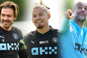 HLV Pep Guardiola chào đón Jack Grealish cùng tiền vệ tân binh Kalvin Phillips (phải).