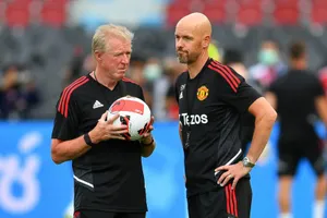 Tân HLV Erik Ten Hag (phải) và cộng sự đang phải nỗ lực rất lớn. 