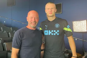 Erling Haaland hào hứng khi được “tư vấn” bởi huyền thoại Alan Shearer.
