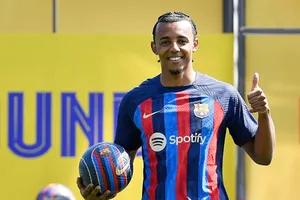 Barca tự tin sẽ kịp đăng ký trung vệ Jules Kounde ngay trước trận khai màn.