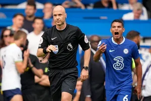 Trọng tài Anthony Taylor bị phản ứng bởi cầu thủ Chelsea.