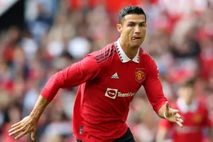 Cristiano Ronaldo bị cảnh cáo sau sự cố đập điện thoại của một CĐV nhí. Ảnh: Getty Images
