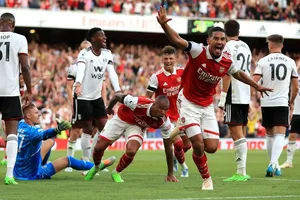 Pháo thủ tiếp tục khởi đầu hoàn hảo khi ngược dòng giành chiến thắng 2-1 trước Fulham. 