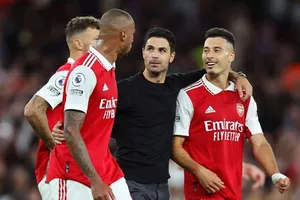 HLV Mikel Arteta cố gắng thúc đẩy niềm tin của các cầu thủ trẻ Arsenal. Ảnh: Getty Images