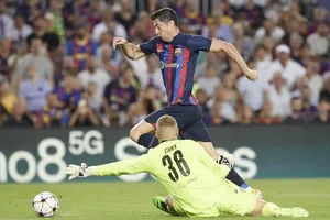 Robert Lewandowski ghi 3 bàn giúp đội bóng mới mở màn bằng chiến thắng lớn.