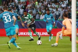 Sporting Lisbon nhấn chìm Tottenham trong 3 phút bù giờ.