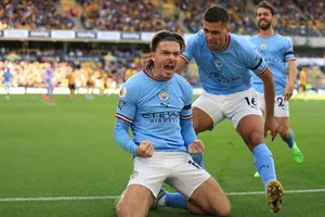 Jack Grealish phấn khích tột độ khi ghi bàn thắng đầu tiên của mùa giải. Ảnh: Getty Images