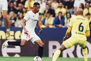 Sevilla (trái) tiếp tục sa sút khi hòa 1-1 trên sân của Villarreal.