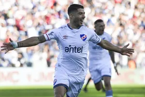 Luis Suarez mừng bàn thắng trong màu áo Nacional.