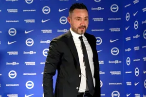 HLV Roberto De Zerbi trong buổi họp báo ra mắt tại Brighton.