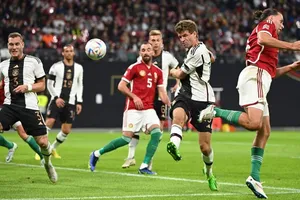 Khoảnh khắc siêu phàm của Adam Szalai.