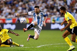 Bước vừa sang tuổi 35, Lionel Messi vẫn đang thăng hoa phong độ.