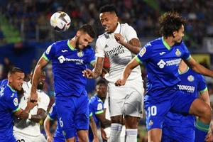 Trung vệ Eder Militao đánh đầu ghi bàn thắng duy nhất trên sân Getafe.