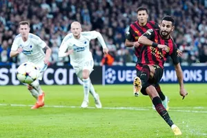 Riyad Mahrez một lần nữa đá hỏng phạt đền và khiến Man.City trả giá.