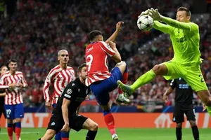 Hàng công Atletico Madrid bất lực trước sự xuất sắc của thủ thành Simon Mignolet.