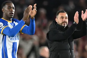 HLV Roberto De Zerbi đã bị người hâm mộ Brighton chế nhạo. Ảnh: Getty Images