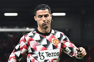 Cristiano Ronaldo không hài lòng với việc ngồi dự bị.