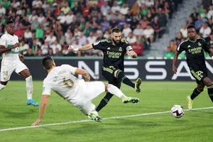 Karim Benzema chỉ còn bàn thắng sau lần thứ 3 đưa bóng vào lưới.