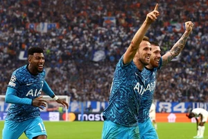 Tottenham tiến vào vòng 1/8 Champions League theo cách khó khăn nhất.