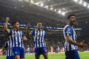 Porto xuất sắc vượt lên chiếm ngôi đầu bảng B vào giờ chót.