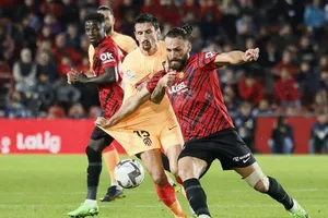 Vedat Muriqi (phải) nhấn chìm Atletico Madrid.