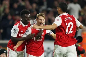 Martin Odegaard lập cú đúp giúp Arsenal độc chiếm ngôi đầu. Ảnh: Getty Images