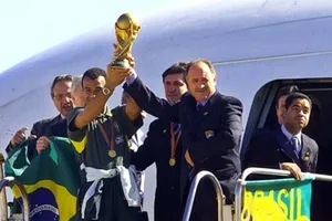 Luiz Felipe Scolari và khoảnh khắc tự hào vô địch World Cup 2002.