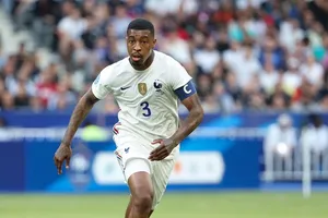 Trung vệ Prensel Kimpembe rút lui vì không kịp bình phục chấn thương gân khoeo.