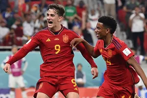 Gavi (trái) trở thành cầu thủ ghi bàn trẻ nhất tại World Cup kể từ sau Pele.