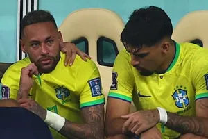 Tiền đạo Neymar có vẻ đã rơi nước mắt trên băng ghế dự bị của tuyển Brazil.