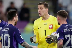 Wojciech Szczesny tiết lộ anh đã thua cược 100 EUR với Lionel Messi.