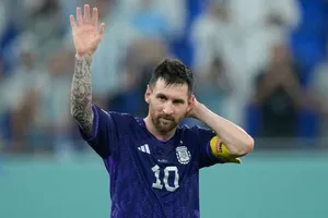 Lionel Messi giận bản thân vì quả phạt đền không thành công.