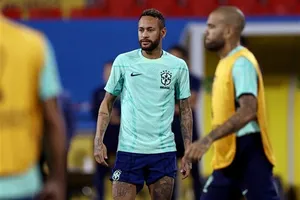 Neymar tỏ ra khá thoải mái trên sân tập.