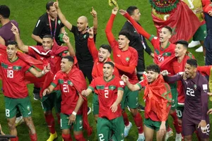 Morocco vào chơi trận tứ kết World Cup đầu tiên trong lịch sử.