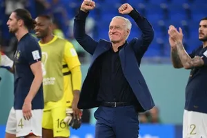 HLV Didier Deschamps thừa nhận đội tuyển của ông “có đôi chút may mắn”.