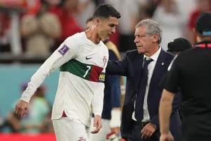 HLV Fernando Santos chia sẻ khi Cristiano Ronaldo kết thúc trận trong nước mắt.