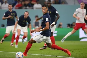 Trung vệ Raphael Varane cảnh báo tuyển Pháp cần tránh rơi vào cái bẫy tự mãn.