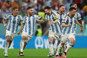 Lionel Messi tiếp tục chói sáng đưa Argentina vào chung kết World Cup.