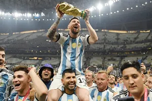 Lionel Messi cuối cùng đã thỏa nguyện với Chiếc Cúp Vàng trên tay.