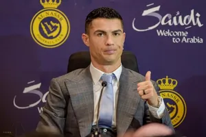 Cristiano Ronaldo trở thành cầu thủ được trả lương cao nhất mọi thời đại.