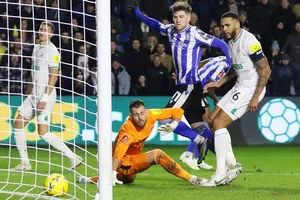 Mạch 15 trận bất bại của Newcastle đã bị chặn đứng tại Sheffield Wednesday.