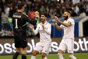 Karim Benzema chúc mừng Thibaut Courtois với pha cản phá quan trọng trong loạt sút luân lưu.