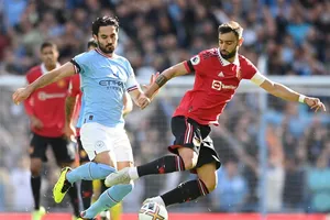 Trận derby Manchester khốc liệt nhất trong nhiều năm.