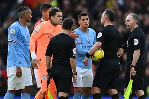 Cầu thủ Man.City đã bao vây các trọng tài trong đường hầm sân Old Trafford sau thất bại trong trận derby Manchester gây tranh cãi.