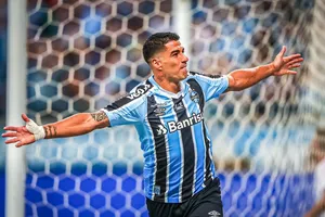 Luis Suarez bắt đầu sự nghiệp tại Gremio theo cách tốt nhất có thể, ghi hat-trick trong 38 phút.